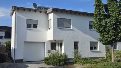 Seltene Gelegenheit! DHH mit ca. 175 m² Wfl. in Büdesheim mit EBK, 2 Bädern + Gäste-WC sowie Garage!