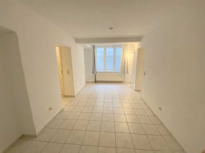Tolles Studentenapartment in der Südstadt! Souterrain. Eigener Innenhof! Duschbad! EBK.