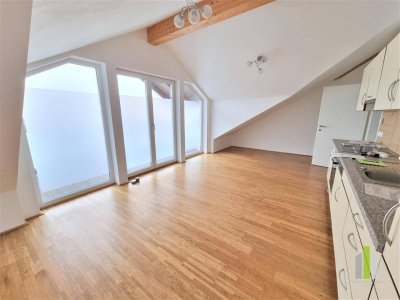 Ideal für Singles oder Paare – neuwertige Mansardenwohnung mit Balkon und Carport