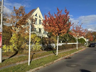 Bezugsfrei | Lichtdurchflutete Maisonette mit zwei Süd-Balkonen Zehlendorf inkl. TG-Stellplatz