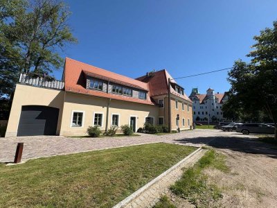 Zauberhaft direkt am Schloss! Elegante Wohnung mit Gewölbedecke, Balkon, Terrasse und Garage!