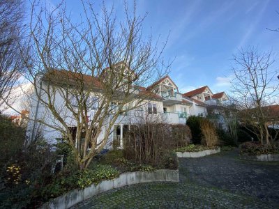 Gepflegte 4-Zimmer OG/DG-Maisonette mit Süd-Balkonen und Tiefgarage in Schauenburg-Elgershausen