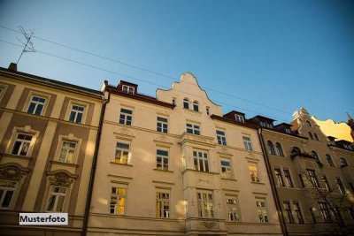 Fünffamilienhaus und Garten