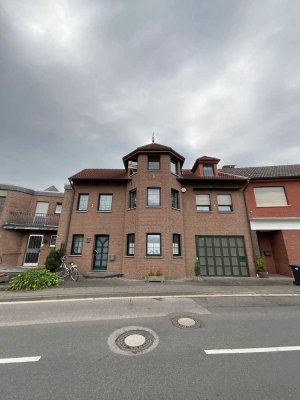 Großzügige 3-Zi-DG Wohnung mit Balkon in Dremmen.