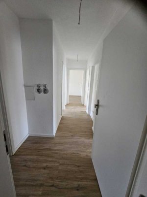 Erstbezug nach Kernsanierung: Helle 3-Zimmer-Wohnung in Mehrfamilienhaus (Grunderneuert)