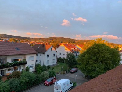 Wunderschön renovierte 4 Zimmer Maisonettewohnung mit Balkon