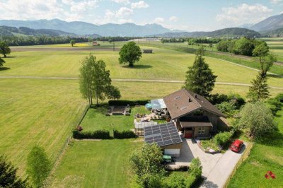 Liebevoll renoviertes Haus mit großzügigem Grundstück, Bergblick und äußerst geringen Betriebskosten