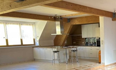 Gepflegte Maisonette-Wohnung mit Traumküche und Fußbodenheizung.