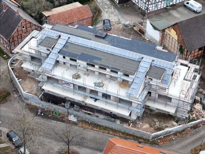 A+ Neubau im OG – hell, modern & mit Balkon!