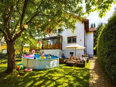 FAMILIENHIT am Wolfersberg | 2004 Aufgestockt und saniert | ca. 538m² Grund | ca. 308m² NFL | 4 Zimmer | Einbauküche mit Essbereich | Terrasse | POOL | Garage