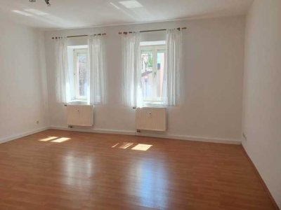 Frei: Zentral und dennoch ruhig! Helle Wohnung (2ZKB) mit Einbauküche und schönem Altbau-Flair!