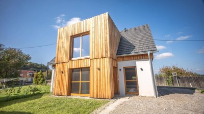 Teilmöbliertes Einfamilienhaus mit eingezäuntem Garten und Terrasse