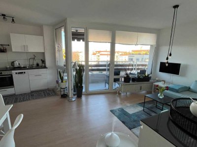 Helle, ruhige, renovierte 2-Zi.-Wohnung mit umlaufendem Balkon, Fernblick & Aufzug – Nähe Uni/Messe