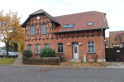 Geräumiges, preiswertes 10-Zimmer-Einfamilienhaus mit geh. Innenausstattung
