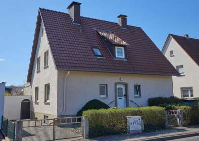 Freistehendes 2-Familienhaus, großer Garten, Garage und separater Stellplatz
