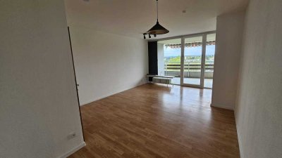 tolle 1,5 Zimmer-Wohnung mit Einbauküche, Westbalkon und Pool auf dem Dach
