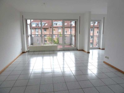 Helle 3,5-Raum-Wohnung im 1. OG mit offener Wohnküche und mit großem Balkon
