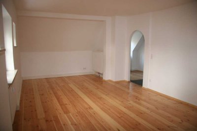 Exklusive 2-Zimmer-Dachgeschosswohnung mit Einbauküche in München-Schwabing