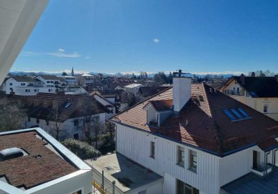 Erstbezug: helle 4,5-Zimmer-Dachgeschosswohnung mit EBK Balkon und Bergblick in Holzkirchen
