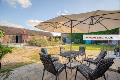 IMMOBERLIN.DE - Wunderbar sanierter Vierseithof mit großem Ausbau-/ Investitionspotenzial & Bauland