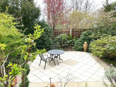 Grünwald: Stilvolle Wohnung mit Süd-Terrasse, Balkon, gem. Poolzugang und ca. 47qm Hobbyraum