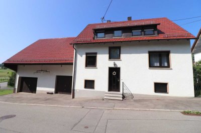 Geräumiges Einfamilienhaus mit vielfältigen Lagermöglichkeiten, 2 Garagen u. weitläufigem Grundstück