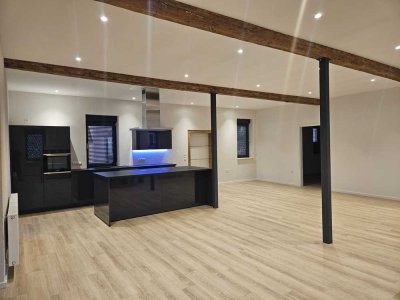 Exklusive Loft-Wohnung mit hochwertiger Inselküche Neubezug