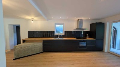 Moderne 3-Zimmer-EG-Wohnung mit gehobener Innenausstattung, EBK und riesigen Garten in Greding
