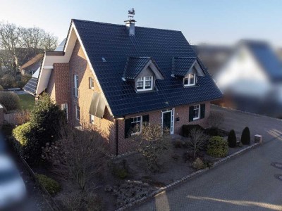 Exklusives Traumhaus mit großzügigem Wohnraum, Schwimmteich & Gartenparadies