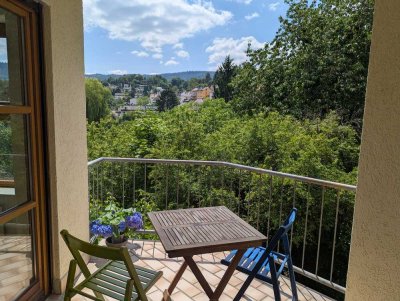 Vollmöblierte 2 Zimmer Wohnung mit Balkon, Kellerraum, Stellplatz