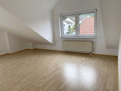 Luftige 4 Zimmer DG-Wohnung mit Einbauküche, stadtnah, in guter Hofheimer Wohnlage