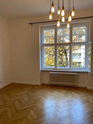 Stilvolle, geräumige und sanierte 3-Zimmer-Wohnung mit Balkon und Einbauküche in Berlin