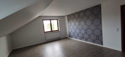 2,5 Zimmer Dachgeschosswohnung mit Garage und Einbauküche - ohne Balkon