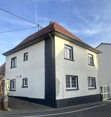 Günstiges und modernisiertes 6-Zimmer-Einfamilienhaus zum Kauf in Pfeddersheim, Worms