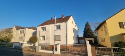 Großzügige DHH mit hellen Räumen, großer Garage und Garten