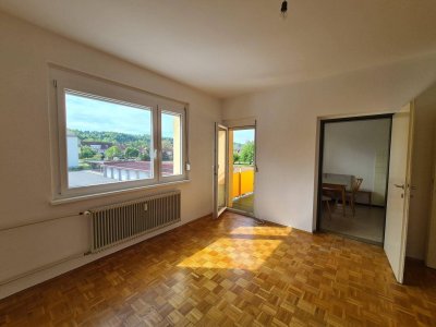Sofort beziehbare Kleinwohnung mit Süd- Loggia samt Freisicht in Ruhelage am Stadtrand !