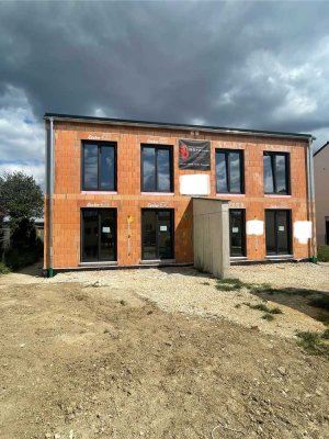 Effizienz Neubau DHH mit unverbauten Blick