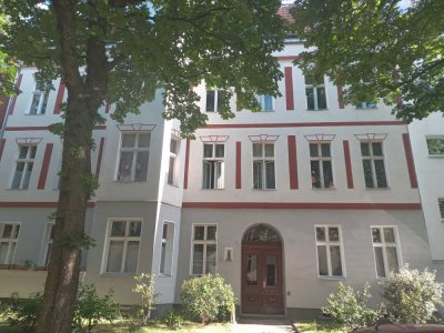 Provisionsfrei -- Mietvertragsfrei -- Altbau -- Erker -- Teilsaniert -