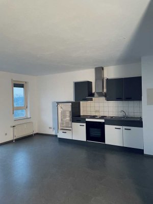 Stilvolle, gepflegte 1-Zimmer-Wohnung mit Balkon und EBK in Metzingen.