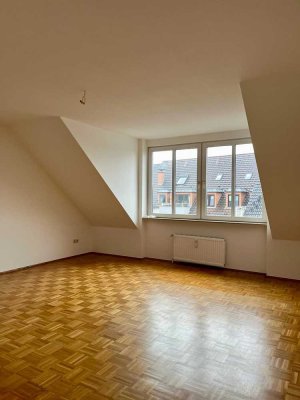 Geschmackvolle 3-Raum-Dachgeschosswohnung mit Balkon in Düsseldorf