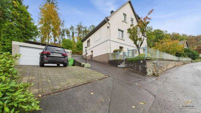 Zweifamilienhaus in Kierspe: Charme, Platz & Gartenidylle