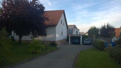 3,5 Zimmer-Erdgeschoss-Wohnung (ca. 94 qm) mit EBK, Garage und großem Garten in ruhiger Lage