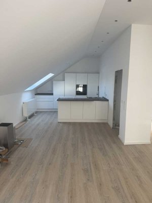Sanierte  2-Zimmer-Dachgeschosswohnung in Köln-Müngersdorf
