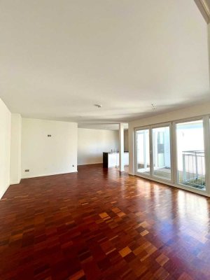 Helle Dachgeschosswohnung in perfektem Zustand mit Terrasse im Prenzlauer Berg