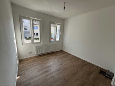 Erstbezug nach Sanierung mit Terasse und EBK: Stilvolle 2-Zimmer-EG-Wohnung