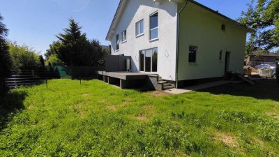 NEUBAU! Idyllisch am Bach gelegen, Nachhaltige und energieeffiziente Doppelhaushälfte!
