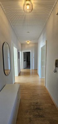 ruhige, helle Jugendstil 112 qm 3,5-Zimmer-Wohnung großer Balkon