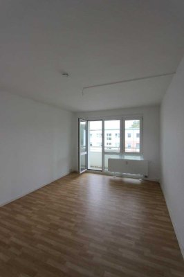 Lichtdurchflutete Dreiraumwohnung mit Balkon zu vermieten