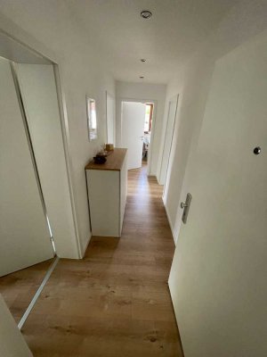 Komplett neu renovierte schöne drei Zimmer Wohnung in Markt Schwaben