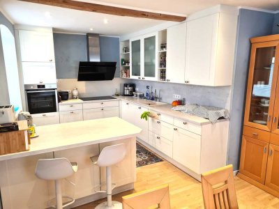 FAMILIENHAUS MIT 4 SCHLAFZIMMERN, EBK, PARKETT, 2 BÄDERN SOWIE EINEM MINIGARTEN
